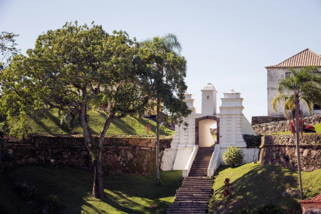 Conheça as construções comuns das fortalezas da Ilha de Santa Catarina e entenda como funcionava a defesa colonial de Florianópolis.
