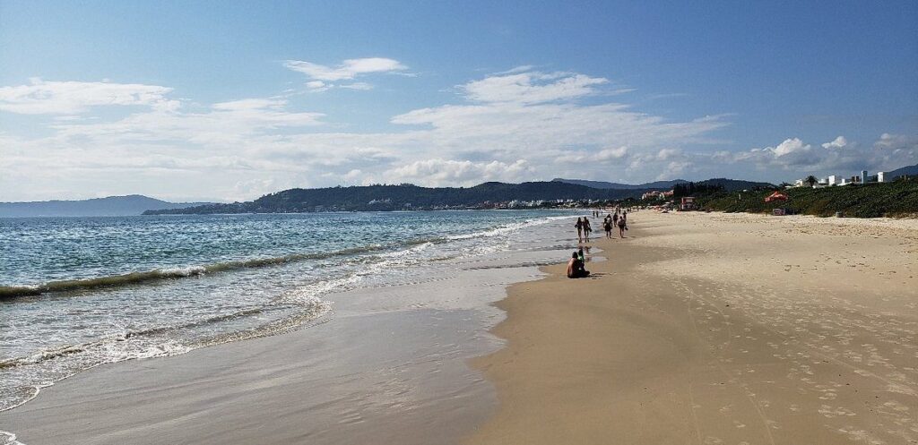 A praia de Jurerê tradicional é uma das praias mais famosas de Florianópolis, situada no Norte da Ilha de Santa Catarina.
