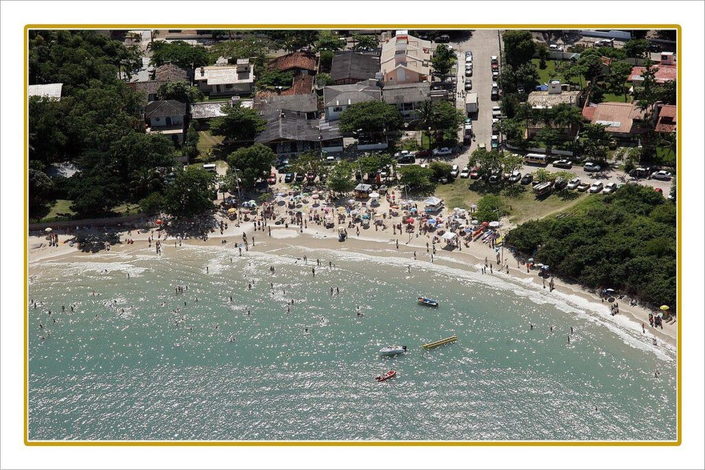 A praia conta com uma infraestrutura básica, com algumas opções de bares e restaurantes. No entanto, o grande destaque da Praia da Daniela é a sua beleza natural.