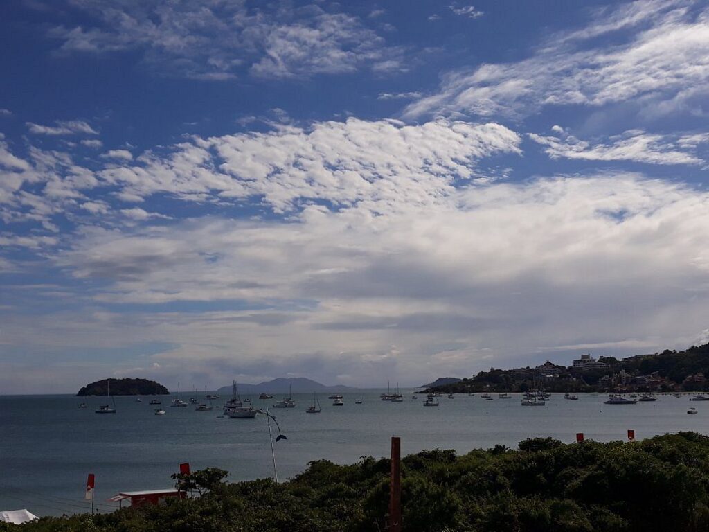 A praia de Jurerê tradicional é uma das praias mais famosas de Florianópolis, situada no Norte da Ilha de Santa Catarina.