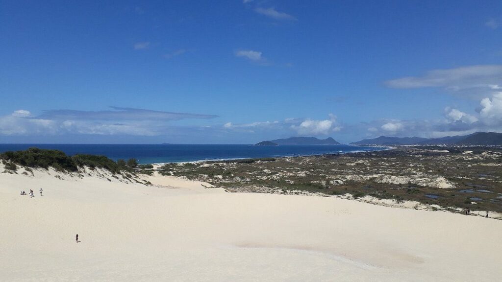 A praia do Campeche, em Florianópolis é considerado o point dos jovens, surfistas e kitesurfistas do sul da Ilha. Conheça este paraíso.