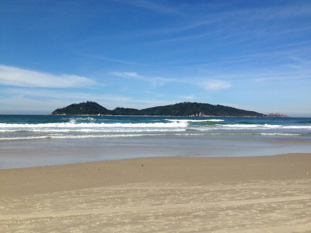 A praia do Campeche, em Florianópolis é considerado o point dos jovens, surfistas e kitesurfistas do sul da Ilha. Conheça este paraíso.