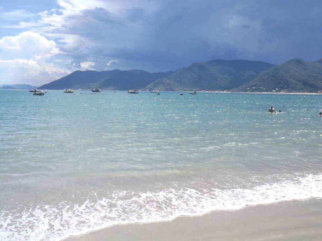 A Praia do Pântano do Sul é uma das mais antigas de Florianópolis, sendo um dos destinos para quem procura tranquilidade.