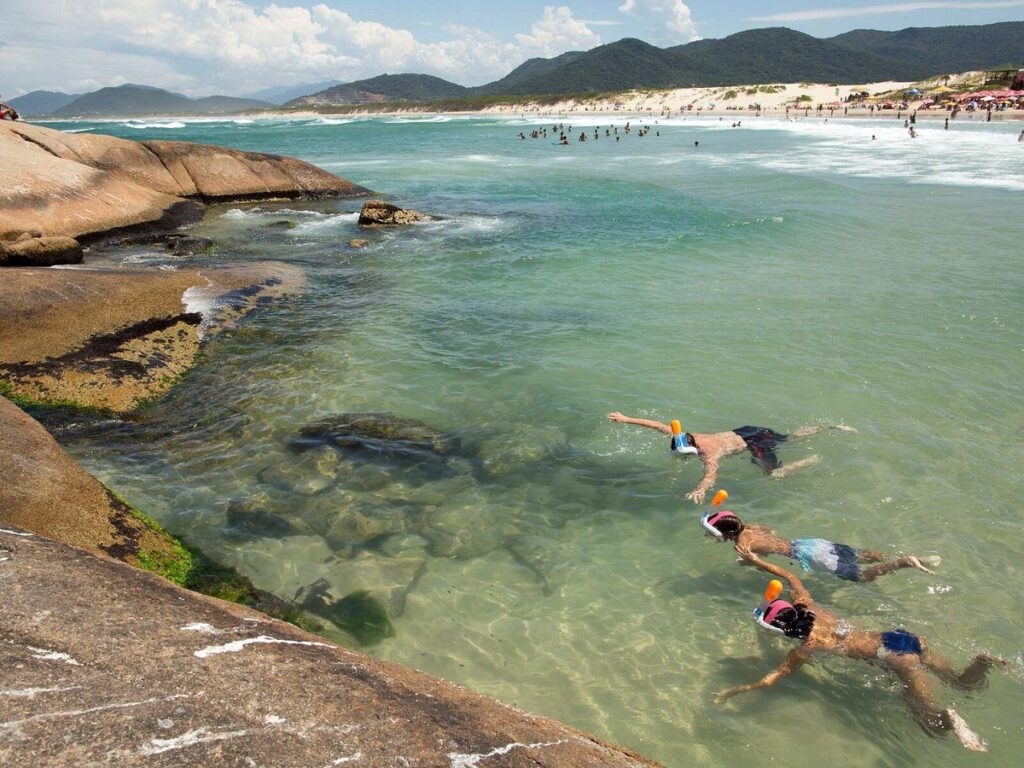 Conheça a Praia da Joaquina, um dos destinos mais famosos de Florianópolis, conhecida por suas ondas perfeitas e bela paisagem natural.