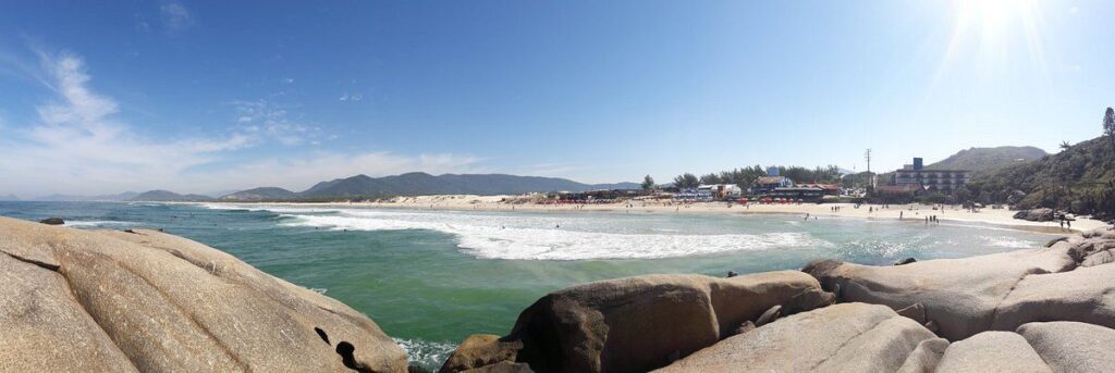 Conheça a Praia da Joaquina, um dos destinos mais famosos de Florianópolis, conhecida por suas ondas perfeitas e bela paisagem natural.