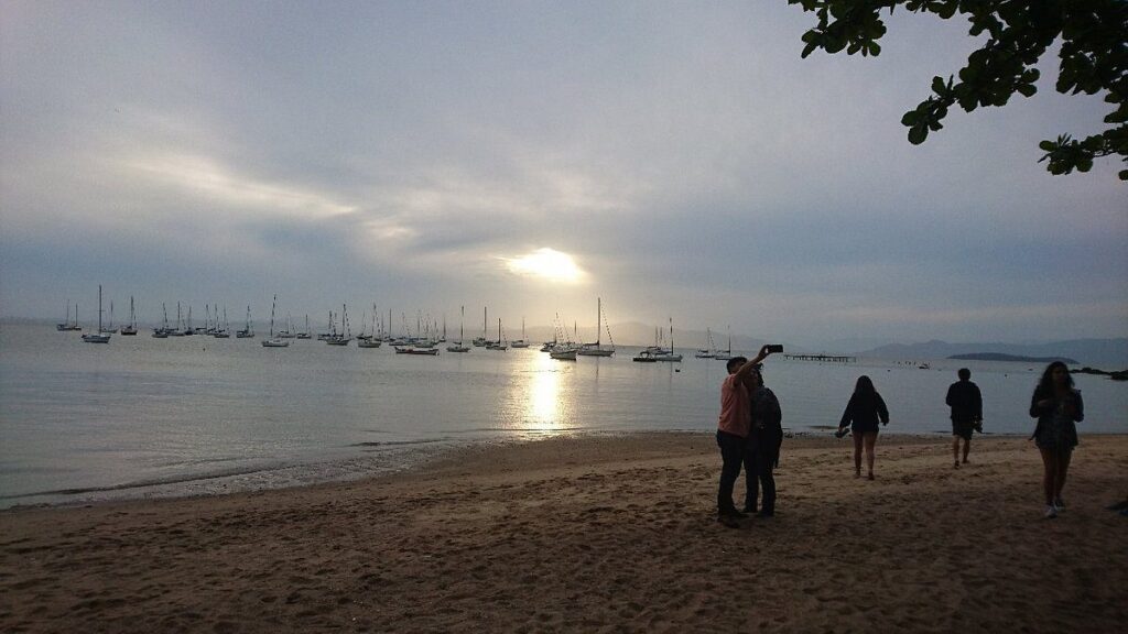 A Praia de Santo Antônio de Lisboa é um dos tesouros históricos de Florianópolis, localizada na região noroeste da ilha.