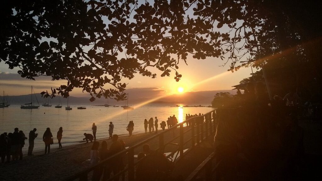 A Praia de Santo Antônio de Lisboa é um dos tesouros históricos de Florianópolis, localizada na região noroeste da ilha.