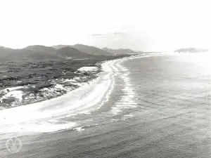 A praia do Campeche, em Florianópolis é considerado o point dos jovens, surfistas e kitesurfistas do sul da Ilha. Conheça este paraíso.