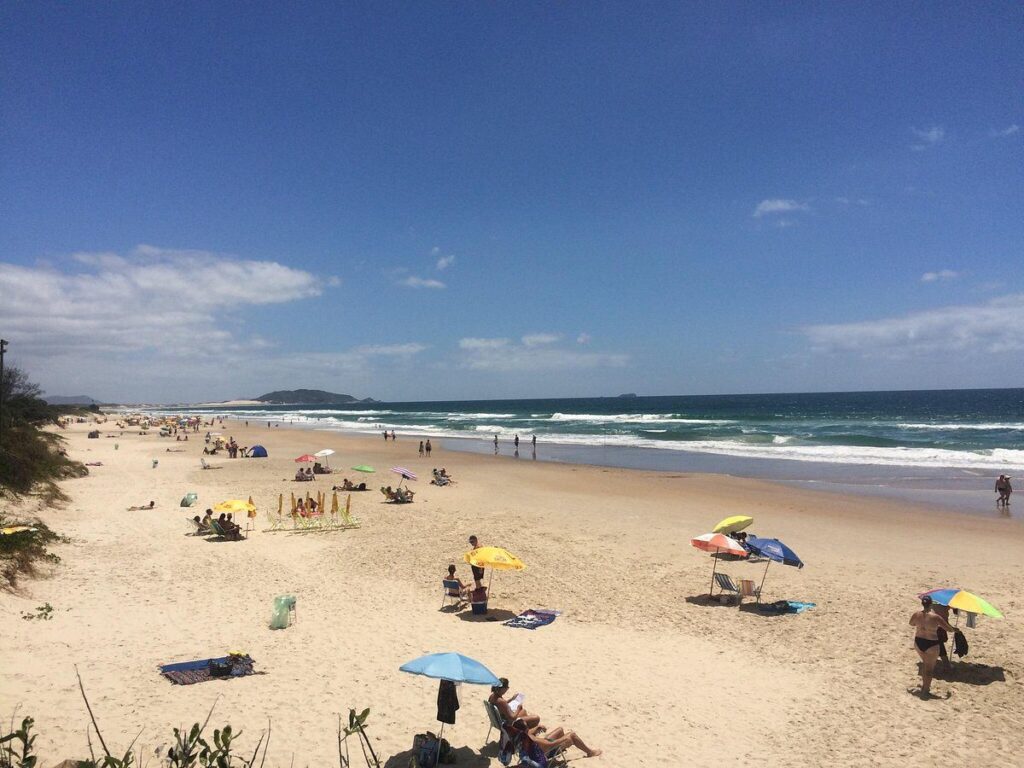 A praia do Campeche, em Florianópolis é considerado o point dos jovens, surfistas e kitesurfistas do sul da Ilha. Conheça este paraíso.