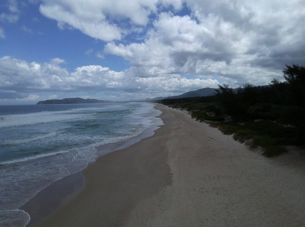 A Praia do Moçambique é uma das praias mais extensas de Florianópolis e mais preservadas, pois faz parte do Parque Florestal do Rio Vermelho.