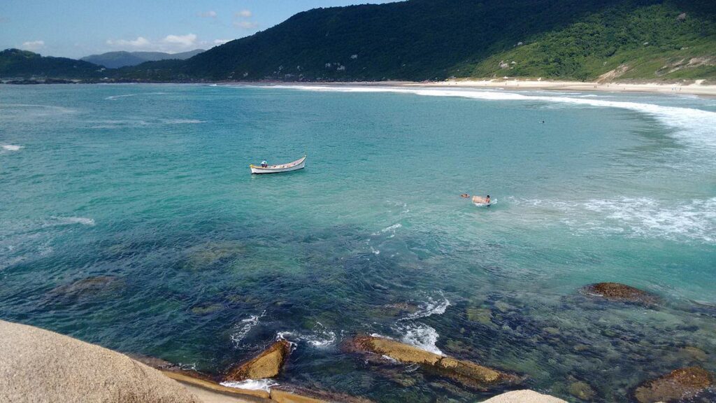 A praia da Galheta, localizada entre a Mole a Barra da Lagoa, é a única praia oficial de naturalista e de nudismo de Florianópolis