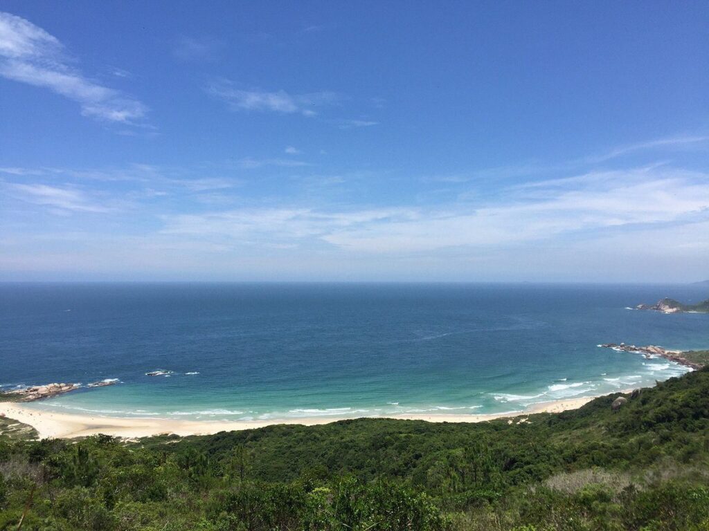 A praia da Galheta, localizada entre a Mole a Barra da Lagoa, é a única praia oficial de naturalista e de nudismo de Florianópolis