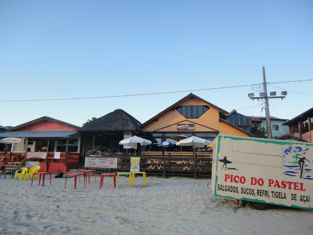 A Praia do Pântano do Sul é uma das mais antigas de Florianópolis, sendo um dos destinos para quem procura tranquilidade.