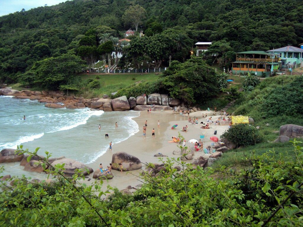 Conheça a prainha da Barra da Lagoa, vizinha da praia da Barra, em Florianópolis, um balneário perto das piscinas naturais. Vem conhecer!