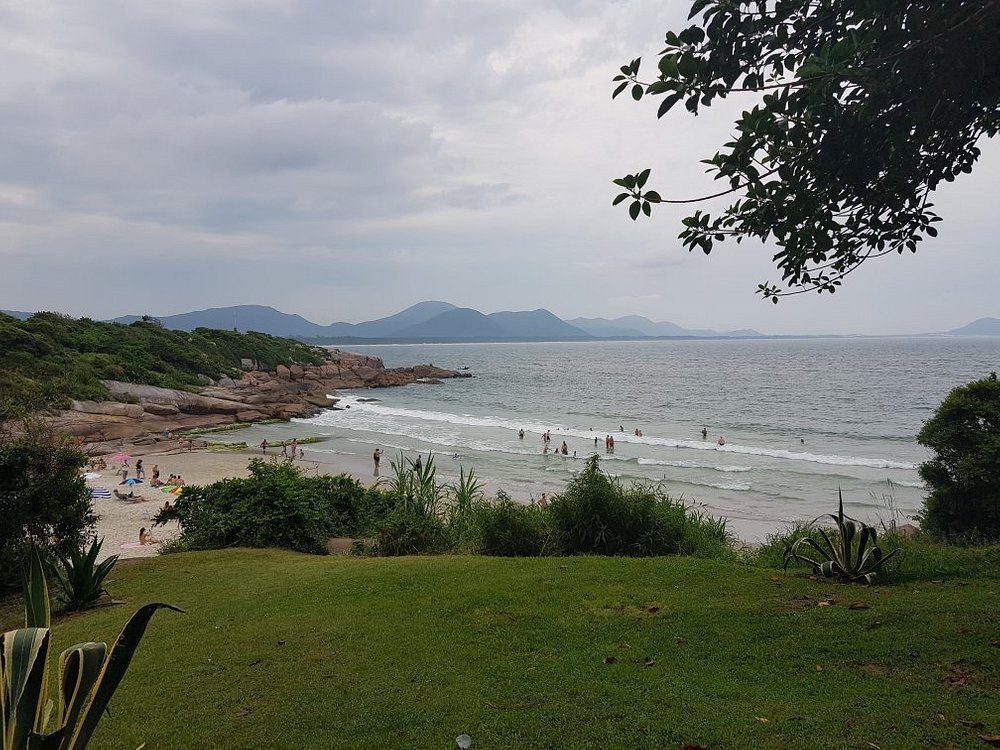 Conheça a prainha da Barra da Lagoa, vizinha da praia da Barra, em Florianópolis, um balneário perto das piscinas naturais. Vem conhecer!