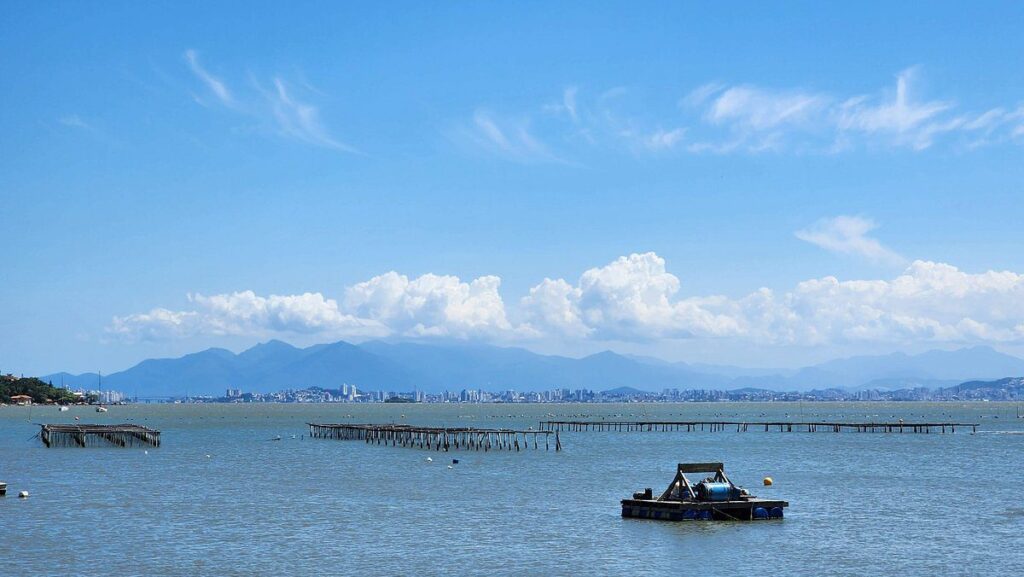 A Praia de Santo Antônio de Lisboa é um dos tesouros históricos de Florianópolis, localizada na região noroeste da ilha.