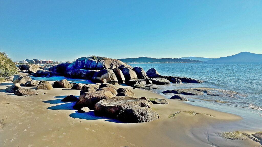A Praia de Canajurê é um dos tesouros escondidos da Ilha de Santa Catarina, localizada na região norte de Florianópolis.