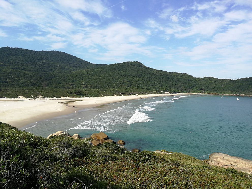 A Praia de Naufragados, na barra sul da ilha, também é uma das mais isoladas e preservadas de Florianópolis.